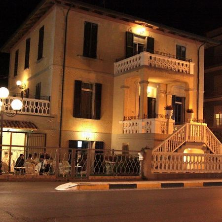 Hotel Villa Laura Rimini Exterior photo