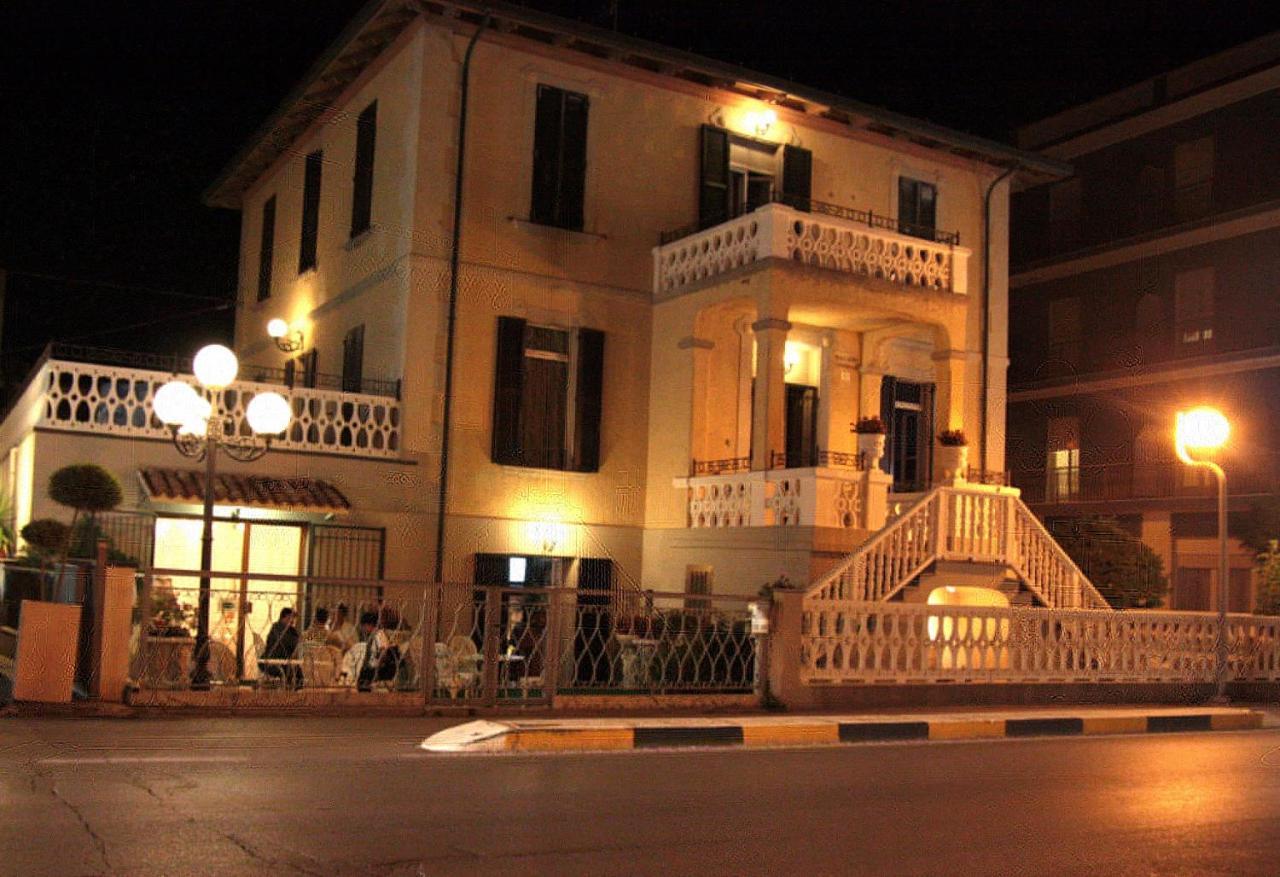 Hotel Villa Laura Rimini Exterior photo