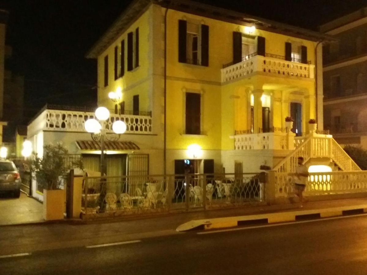 Hotel Villa Laura Rimini Exterior photo